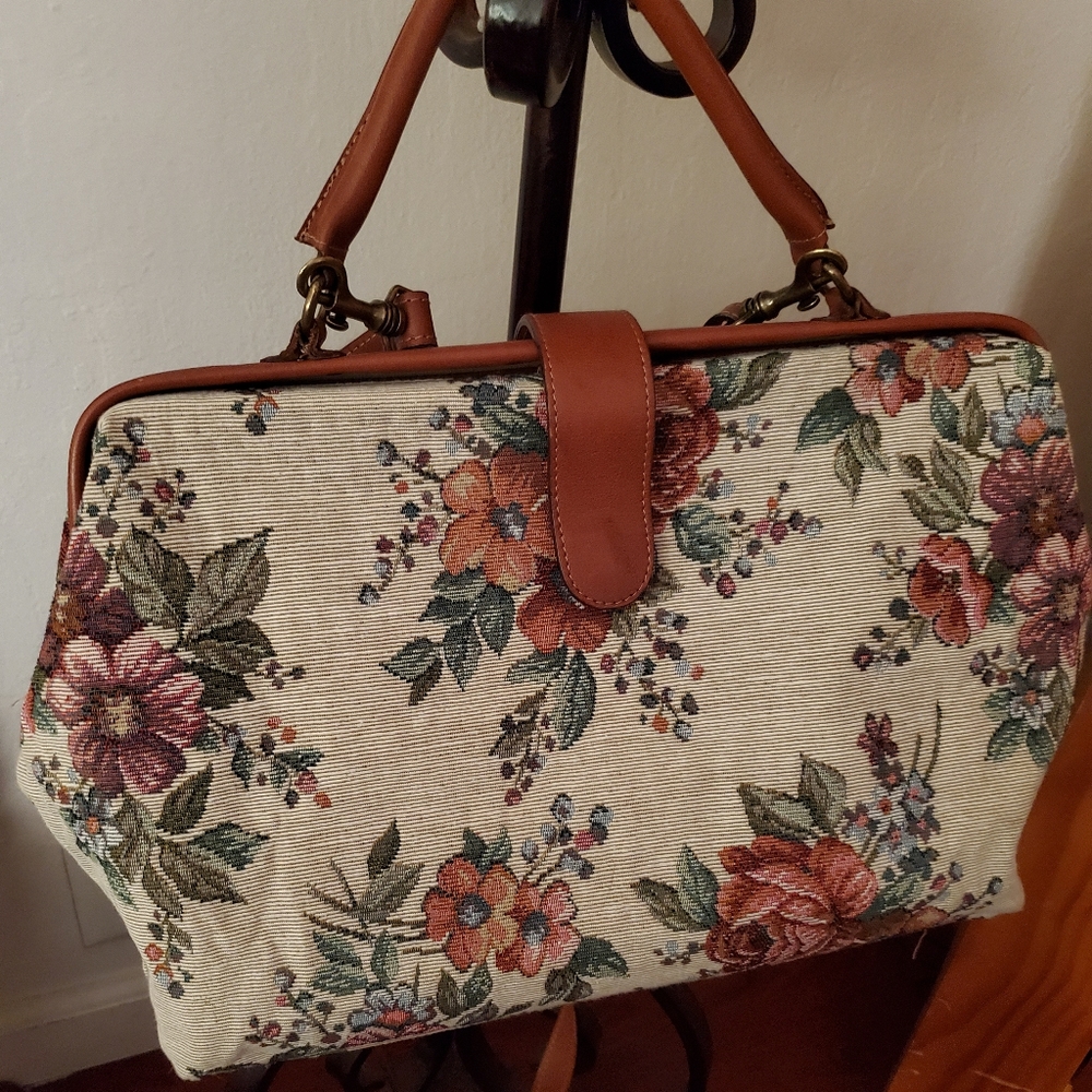👜Beautiful vintage embroidery floral satchel👜